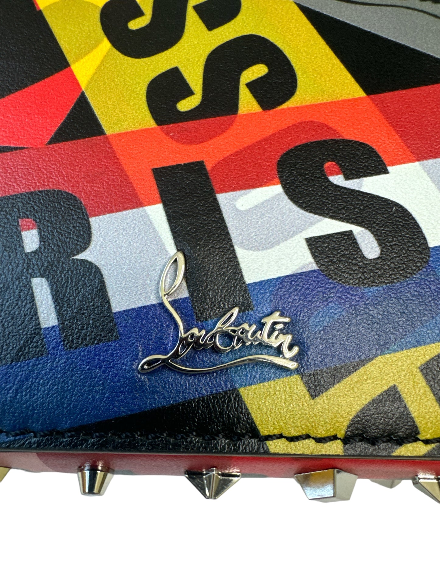 Pre-owned A+ condition CHRISTIAN LOUBOUTIN
Calfskin Patent graffiti Crossbody studded