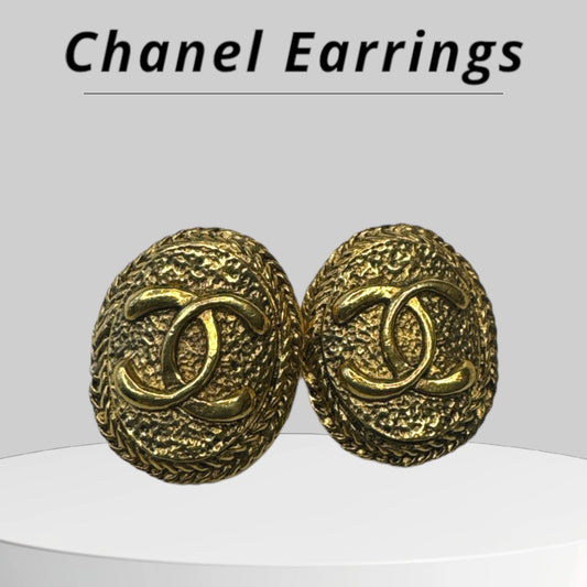 Pre-owned Vintage 1970s CHANEL Textured
Medallion Earrings