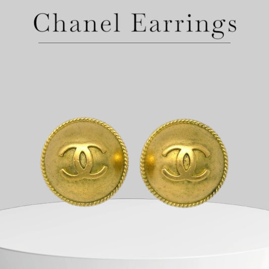 Used CHANEL 
1995 CC button clip-on earrings